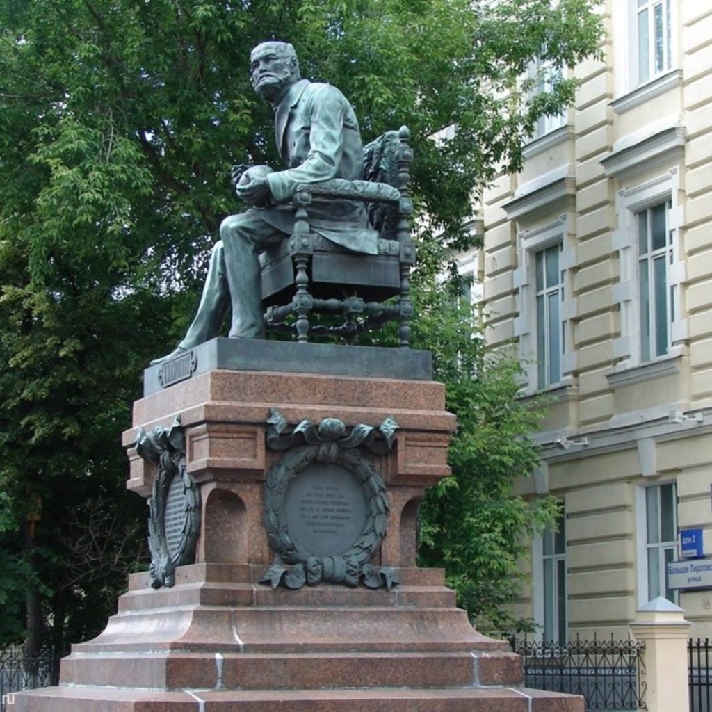 Памятник Пирогову в Москве на большой Пироговской
